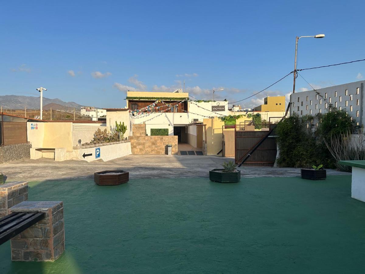 Gasthaus Valtisya Pool And Airport Telde Exterior foto